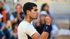 El tenista español Carlos Alcaraz celebra un punto durante su partido ante Alexander Zverev en Roland Garros 2022.