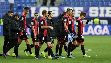 Jugadores del Reus tras un partido ante el Málaga en enero de 2019.