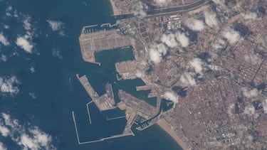 Puerto de Valencia, cuarto puerto con más tráfico en Europa, siendo también el más grande de España.