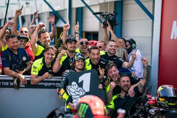 Marco Bezzecchi celebra su victoria en el esprint del Gran Premio de Países Bajos en el Circuito de Assen.
