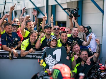 Marco Bezzecchi celebra su victoria en el esprint del Gran Premio de Países Bajos en el Circuito de Assen.
