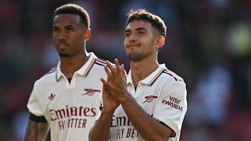 Arsenal's Spanish defender #36 Martin Zubimendi applauds fans on the pitch after the English Premier League football match between Manchester United and Arsenal at Old Trafford in Manchester, north west England, on August 17, 2025. Arsenal won the game 1-0. (Photo by Paul ELLIS / AFP) / RESTRICTED TO EDITORIAL USE. No use with unauthorized audio, video, data, fixture lists, club/league logos or 'live' services. Online in-match use limited to 120 images. An additional 40 images may be used in extra time. No video emulation. Social media in-match use limited to 120 images. An additional 40 images may be used in extra time. No use in betting publications, games or single club/league/player publications. /