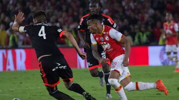 Wilson Morelo ante la marca de Diego Herner en el juego entre Santa Fe y América de Cali por la Liga Águila II-2017