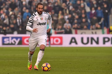 El aut¨¦ntico ¨¦xito de la familia. El delantero lleg¨® al Real Madrid de rebote, como complemento del fichaje de Gago desde River Plate, y acab¨® convirti¨¦ndose en uno de los mejores delanteros del mundo. Tras siete a?os en el Real Madrid en los que compet¨ªa con Benzema por ser el titular, acab¨® cambiando de aires y se traslad¨® a Italia. Lo hizo para fichar por el N¨¢poles, donde pronto se convirti¨® en ¨ªdolo. Su traspaso a la Juventus, uno de los m¨¢s caros de la historia del f¨²tbol, no sent¨® nada bien a la afici¨®n napolitana.