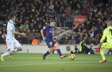 4-0. Jordi Alba remató al palo y en el rechace Paulinho marcó el cuarto gol en el área pequeña.