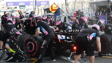 Jeddah (Saudi Arabia), 07/03/2024.- Mechanics work in the garage of French driver Esteban Ocon of Alpine F1 Team during a practice session for the Formula One Saudi Arabia Grand Prix, at the Jeddah Corniche Circuit in Jeddah, Saudi Arabia, 07 March 2024. The 2024 Saudi Arabia Formula 1 Grand Prix is held on 09 March. (Fórmula Uno, Arabia Saudita) EFE/EPA/ALI HAIDER
