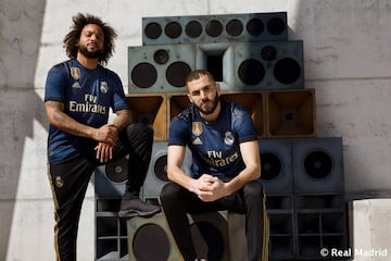 El Real Madrid ha presentado la que será la segunda equipación para la temporada que viene. Es de color azul oscuro con detalles dorados y se inspira en el ambiente que se genera en el Santiago Bernabéu.