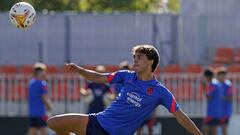 Jo&atilde;o F&eacute;lix intenta una volea en el entrenamiento del Atl&eacute;tico.