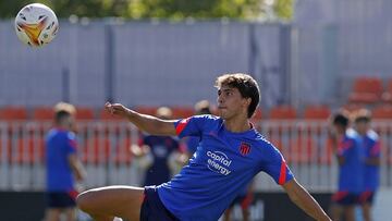 João Félix intenta una volea en el entrenamiento del Atlético.
