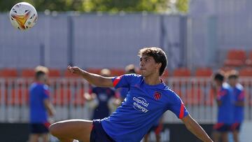 Jo&atilde;o F&eacute;lix intenta una volea en el entrenamiento del Atl&eacute;tico.