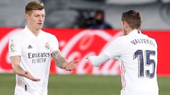 Kroos siendo sustituido por Valverde