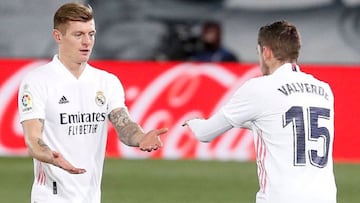 Kroos siendo sustituido por Valverde