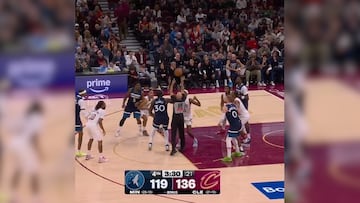 Salto entre dos en la NBA y ocurre lo nunca visto: el narrador enloqueció por completo