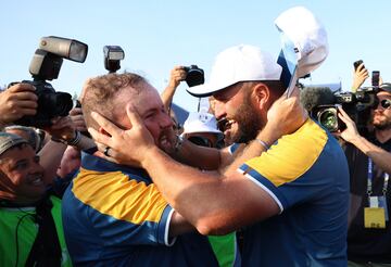 Shane Lowry y Jon Rahm del equipo europeo celebraron la victoria en el green 18 después de ganar la Ryder Cup.