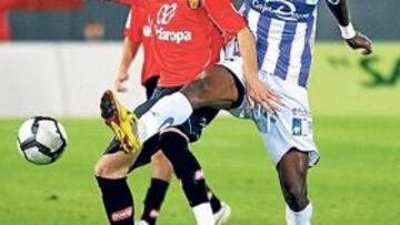 <b>HABITUAL. </b>Julio Álvarez pelea por el balón durante el partido ante el Valladolid.