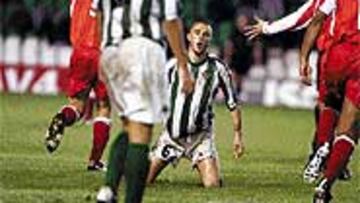 <B>NERVIOS</B>. Dani tuvo que abandonar el campo ante la preocupación de sus compañeros de equipo y también de los aficionados.