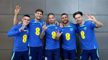 Los jugadores del Manchester City posan a su llegada a St. Georges Park.