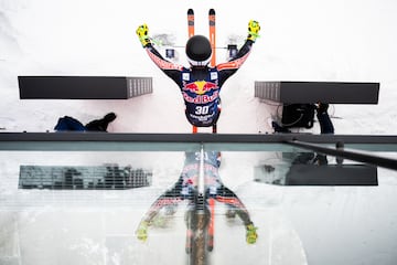 El canadiense Cameron Alexander se prepara para la salida durante un entrenamiento para la carrera de descenso masculino de la Copa del Mundo de esqu¨ª alpino FIS en Kitzbuehel.