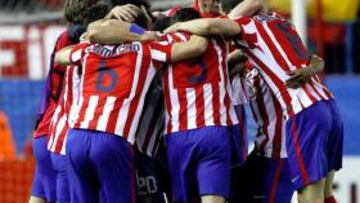 <b>UNA PIÑA.</b> El once titular del Atlético se conjura antes de jugar ante el Espanyol.