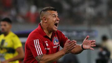 Almirón reabre el mercado de Colo Colo y da pistas del puesto que busca