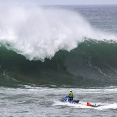La Vaca Gigante muge, Nano Riego ordeña