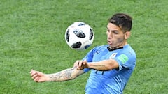 Lucas Torreira controla un bal&oacute;n en un partido con la selecci&oacute;n uruguaya. 