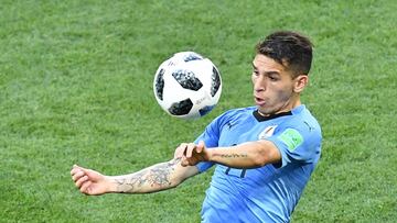 Lucas Torreira controla un bal&oacute;n en un partido con la selecci&oacute;n uruguaya. 