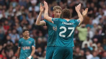 Dean Huijsen celebrando con Zabarnyi.