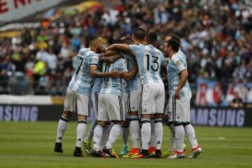 Celebración del gol de Erik Lamela, primer tanto del partido.