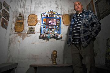 Visitamos la casa en la que vivió el astro argentino durante su etapa como futbolista del Argentinos Juniors (1978-1980) en el barrio de La Paternal en Buenos Aires. La vivienda se ha convertido en un curioso museo. En la foto, Alberto Pérez, director del