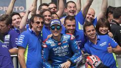 Maverick Vinales celebra su primer podio como piloto de Suzuki con su equipo, entre ellos, Davide Brivio.
