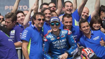 Maverick Vinales celebra su primer podio como piloto de Suzuki con su equipo, entre ellos, Davide Brivio.