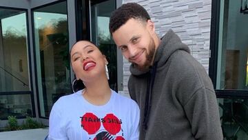 Aysha y Stephen Curry en una foto informal y divertida en el jard&iacute;n de una casa.