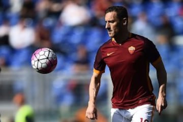 Histórico y emblema de la Roma por 23 años. Francesco Totti nunca pudo ganar la Champions League con la escuadra capitalina. Estuvo cerca en 2008, pero Manchester United barrió con sus pretensiones con un apabullante 7-1 en cuartos de final.