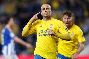 La entrada de Sandro fue fundamental para que Las Palmas mantenga el liderato de Segunda una jornada más. El delantero marcó el tanto que abría el partido, poniendo un balón dividido en la escuadra; y sacó la falta que acabó en el segundo tanto, de Paris Adot, en propia puerta.
