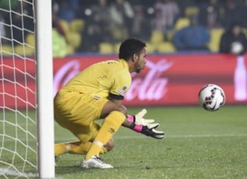 Peru's goalkeeper Pedro Gallese catches the ball during the Copa America third place football match against Paraguay in Concepcion, Chile on July 3, 2015.  AFP PHOTO / JUAN BARRETO