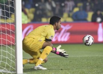 Peru's goalkeeper Pedro Gallese catches the ball during the Copa America third place football match against Paraguay in Concepcion, Chile on July 3, 2015.  AFP PHOTO / JUAN BARRETO