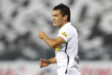 Ahora su fanatismo azul es innegable, pero antes, mucho antes, Charles Aránguiz celebró el título del Clausura 2009 en Colo Colo. 