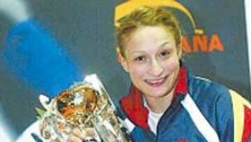 <b>SUBCAMPEONA. </b>Sara Álvarez muestra feliz su recompensa.