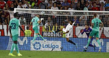 0-1. Karim Benzema marc¨® el primer gol.