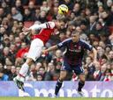 Monreal debuta, decide Podolski y el Chelsea cae en el minuto 90