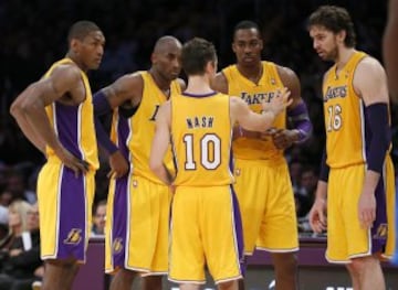 Nash charla con los jugadores de los Lakers, Metta World Peace, Kobe Bryant, Dwight Howard y Pau Gasol. 