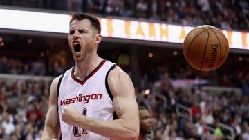 WASHINGTON, DC - APRIL 19: Jason Smith #14 of the Washington Wizards celebrates after dunking the ball against the Atlanta Hawks in the first half of Game Two of the Eastern Conference Quarterfinals during the 2017 NBA Playoffs at Verizon Center on April 19, 2017 in Washington, DC. NOTE TO USER: User expressly acknowledges and agrees that, by downloading and or using this photograph, User is consenting to the terms and conditions of the Getty Images License Agreement. Rob Carr/Getty Images/AFP
== FOR NEWSPAPERS, INTERNET, TELCOS & TELEVISION USE ONLY ==