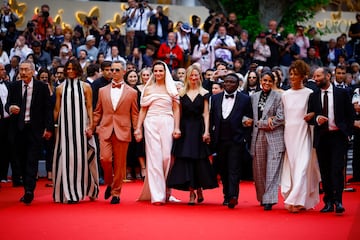 Juliette Binoche, presidenta del jurado del 78ª edición del Festival de Cine de Cannes, y los del jurado Halle Berry, Payal Kapadia, Alba Rohrwacher, Leila Slimani, Dieudo Hamadi, Hong Sang-soo, Carlos Reygadas y Jeremy Strong posan en la alfombra roja durante la llegada a la ceremonia de apertura.