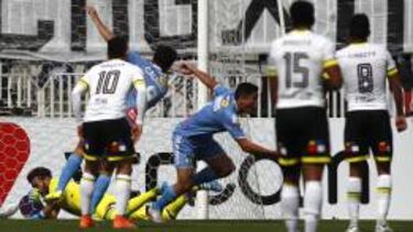 El jugador de O'Higgins Juan Fuentes, derecha, celebra