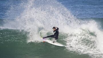 Gony Zubizarreta surfeando una ola en el Pa&iacute;s Vasco justo antes de decretarse el estado de alarma en Espa&ntilde;a y entrar en confinamiento.