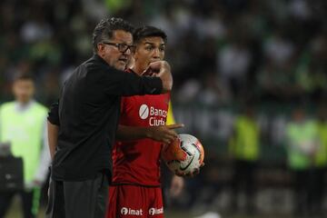 Después de cuatro años, Osorio volvió a dirigir a Nacional en un torneo continental. Y lo hizo en la Sudamericana, con el recuerdo de la final con River en 2014. Debió medirse ante Huracán, al que goleó 3-0 en el Atanasio. Y con un empate 1-1 en el Ducó selló su avance en el certamen.