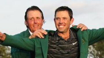 Phil Mickelson y Schwartzel, con la chaqueta verde.