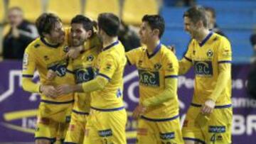 El delantero del Alcorcón Daniel Pacheco (2i) celebra con sus compañeros el gol marcado al Espanyol.