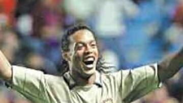 <b>ATADO. </b>Ronaldinho será del Barça hasta los 34 años.